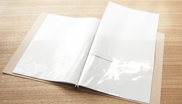 A clear folder used as a moving trick so as not to lose anything.