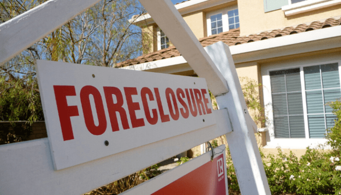 A sign showing that a home will have a foreclosure auction.