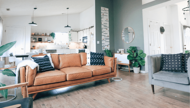 A living room with no home staging mistakes.