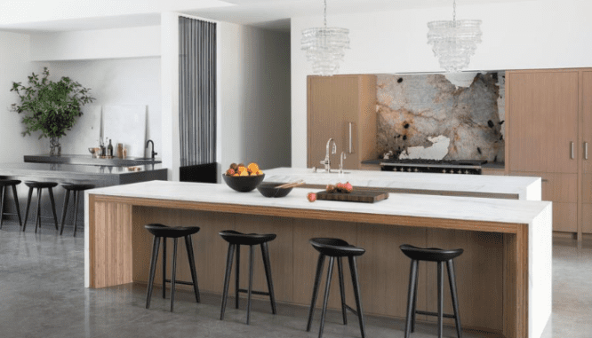 A white kitchen that follows 2020 home design trends.