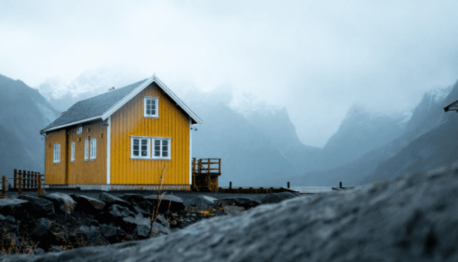 A photo of a house illustrates the topic of buying a bank owned foreclosure.