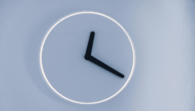 A clock illustrates the question of how long an executor has to sell a house.