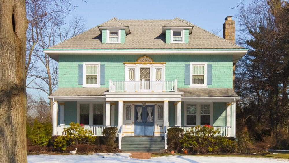 12 Winter Curb Appeal Ideas That Shine Through Snow, Sleet, and Rain