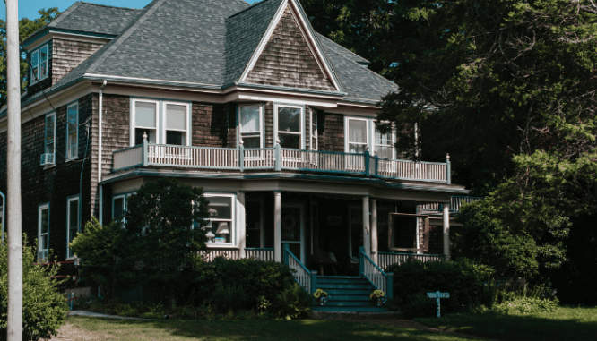 An image of a house and yard to demonstrate how to sell a fixer upper house fast.