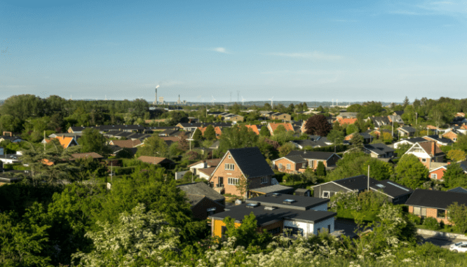 An image of a city from above to demonstrate the differences between a buyer's and seller's market.