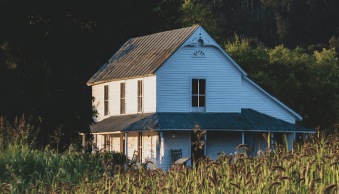 An example of the roofline of a saltbox house.