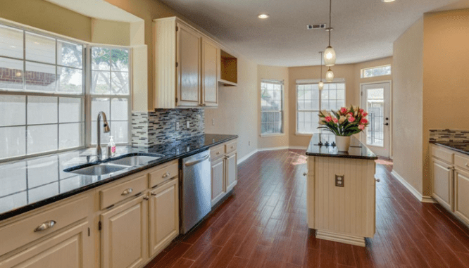 A kitchen in a Dallas House purchased with HomeLight Cash Offer.