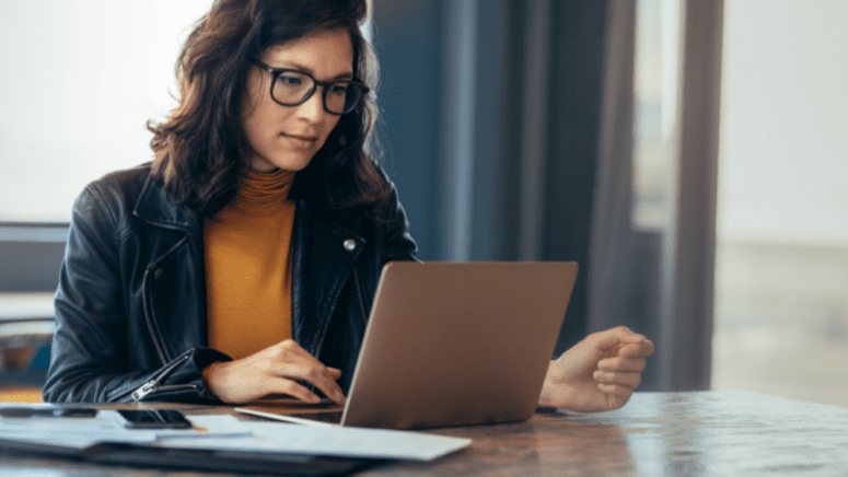 A person researching unethical Realtor behavior on the computer.