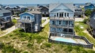 Blue houses where the buyer's agent has gotten commission.