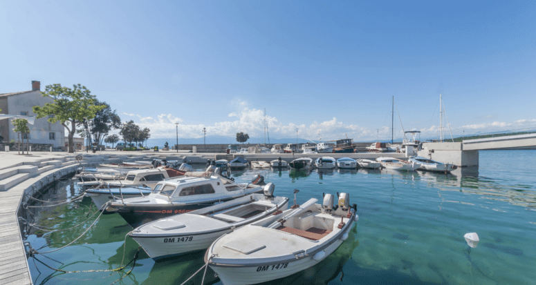 A small marina like one at some of the best retirement communities in South Carolina.