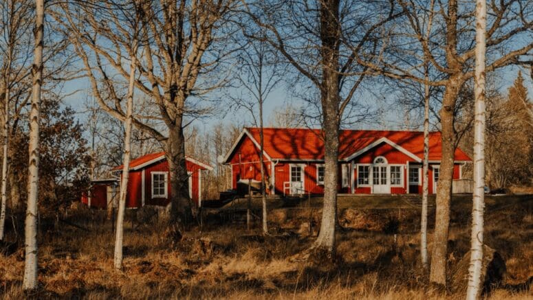 A red farmhouse in Pennsylvania where the owner wants to know how to sell a house by owner.