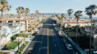 Palm trees at a street in California, where it is a good time to buy a house.