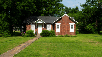 A house located in a neighborhood in Mississippi, where homeowners may be interested in the services of a we buy houses company