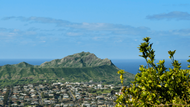 Aerial view of a neighborhood in Hawaii, where you can purchase a home with a bridge loan