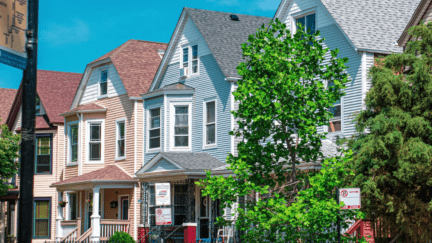 A row of houses in Chicago where homes can be obtained with the help of a bridge loan