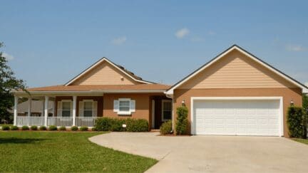 An image of a house in Farmington where homeowners have the option of selling their home to a we buy houses company