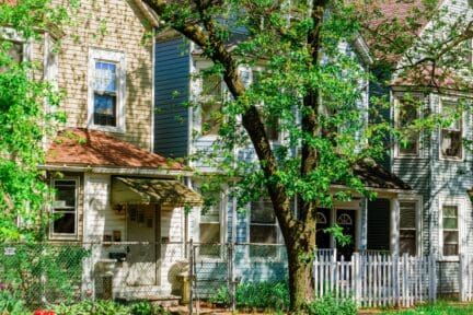 A row of attached houses in a neighborhood of Chicago during the spring.