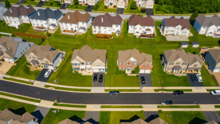 An image of a neighborhood to illustrate how to sell a house by owner in Delaware