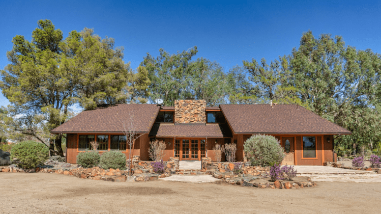 A house in Casa Grande, AZ, where homeowners can choose to work with a we buy houses company