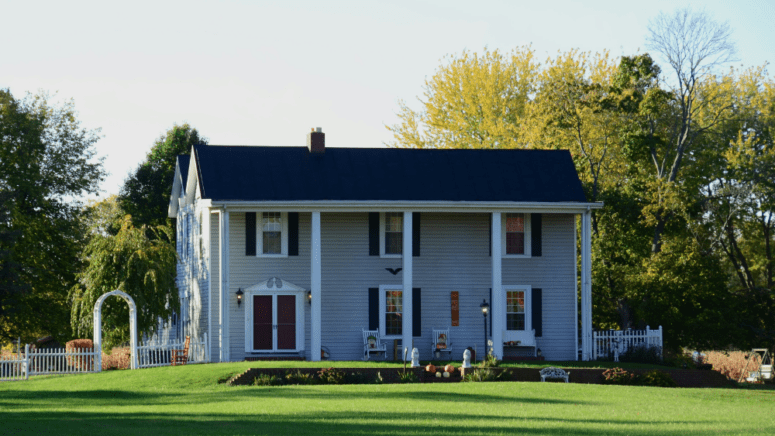 An image of a house in Lynchburg, VA where home sellers can work with a cash home buyer to sell their home