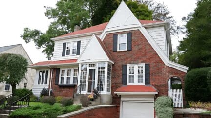 An image of a house in Newark, where home sellers have the option of selling their house to a cash home buyer