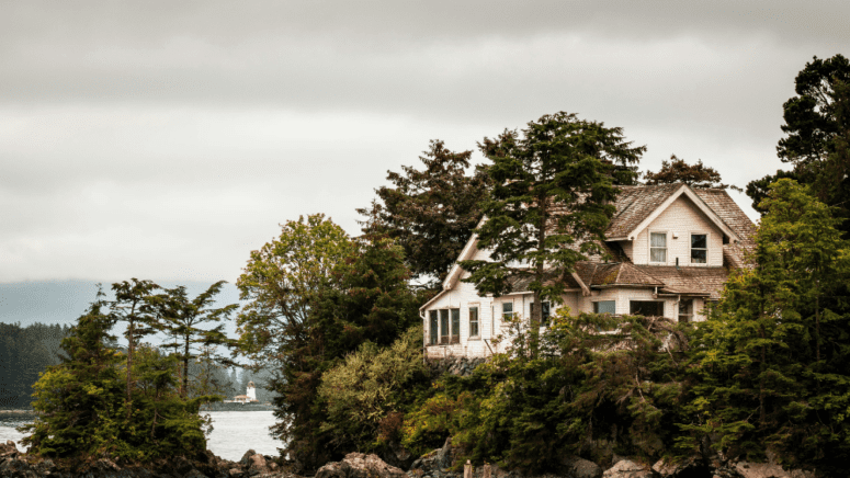 A photo of a house to represent the cost of selling a house in Alaska