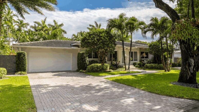 A house that an owner might sell to we buy houses companies in Auburndale, FL