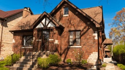 A house that an owner can sell for cash in Holliston